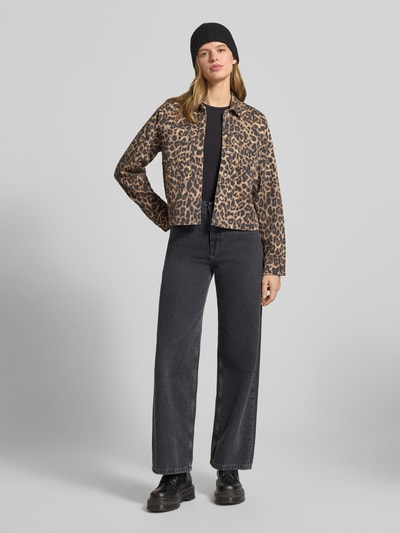 Frauenmodel trägt Hemdjacke im Leo-Look Modell 'SARAH' von JJXX aus Baumwoll-Elasthan-Mix, Boxy-Fit, Brusttaschen, Ganzkörperansicht von vorne.