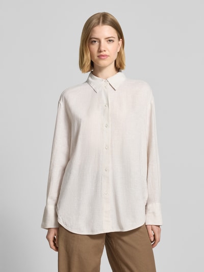 Vrouwenmodel draagt Oversize Langarmbluse aus Leinen-Viskose-Mix van Tom Tailor, all-over motief look, overhemdkraag, knoopsluiting, oversized pasvorm, lange mouw, mix van linnen en viscose, lichtbeige tinten, rechte vormen, gladde textuur. Ganzkörperansicht van voren.