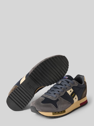 Produktfoto, Sneaker aus Leder-Mix Modell 'Queens' von Blauer USA in Grau, Beige und Dunkelblau mit Logo-Detail, strukturierte Oberfläche