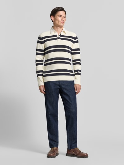 Männermodel trägt Relaxed Fit Jeans aus Baumwoll-Mix Modell 'Tan' von Strellson, dunkelblau, Herren Relaxed Fit Jeans von Strellson, Ganzkörperansicht von vorne.