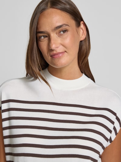Frauenmodel trägt Strickshirt aus Seide-Baumwoll-Mix von Windsor im Allover-Look mit Rundhalsausschnitt, Relaxed-Fit, Nahaufnahme Oberkörper. Rückenlänge 57 cm bei Größe 36.