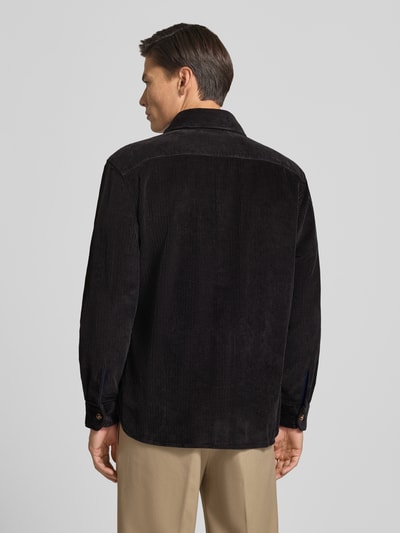Männermodel trägt Regular Fit Hemdjacke aus Cord mit Kentkragen von Christian Berg Men, reine Baumwolle, Rückenansicht, Ganzkörperansicht Rückansicht.