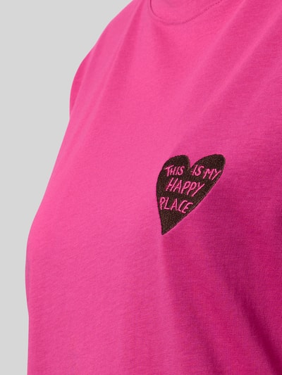 Frauenmodel trägt Regular Fit T-Shirt mit Motiv-Stitching von Jake*s Casual in Pink, Reine Baumwolle, Rundhalsausschnitt, Nahaufnahme Oberkörper.