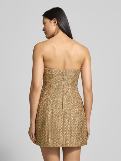 Frauenmodel trägt tailliertes Minikleid im Off-Shoulder-Look Modell 'Charlie' von Forever New, gold gemustert, Rückenlänge 64 cm, Brustweite 37 cm, Ganzkörperansicht Rückansicht.