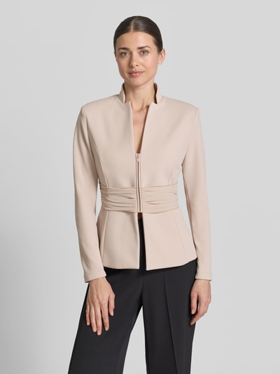 Frauenmodel trägt Jacke mit kurzem Reißverschluss von Rinascimento in Beige, Material-Mix mit Stretch-Anteil, taillierte Form, Ganzkörperansicht von vorne.