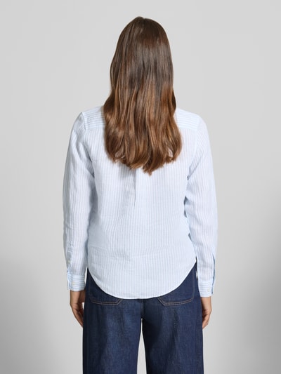 Frauenmodel trägt Regular Fit Leinenbluse mit Hemdblusenkragen und Label-Stitching von Gant, hellblau-weiß gestreift, Rückenlänge 66 cm, Ärmellänge 61 cm, Reines Leinen, Ganzkörperansicht Rückansicht.