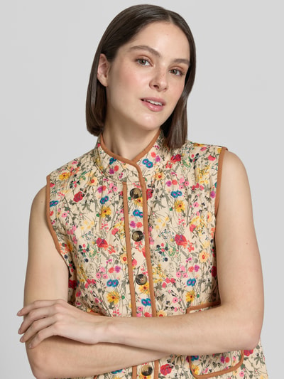 Frauenmodel trägt Steppweste im Allover-Look Modell 'Cairo' von LOLLYS LAUNDRY aus Reine Baumwolle mit Knopfleiste, Aufgesetzte Taschen, Nahaufnahme Oberkörper. Rückenlänge bei Größe S: 54 cm, Schulterbreite: 37 cm, Brustweite: 51 cm.