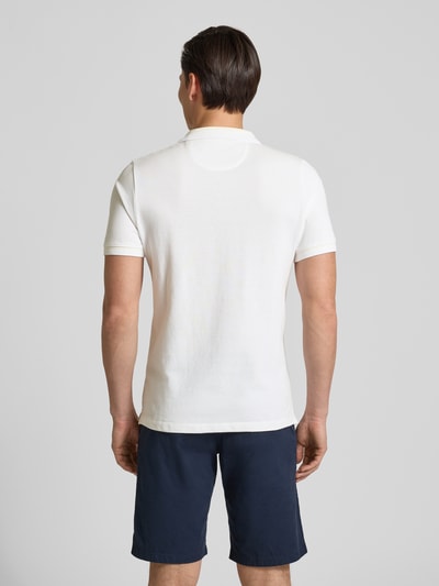 Männermodel trägt Regular Fit Poloshirt aus reiner Baumwolle Modell 'OPEN COLLAR POLO' von s.Oliver RED LABEL in Melange-Optik, Ganzkörperansicht Rückansicht.