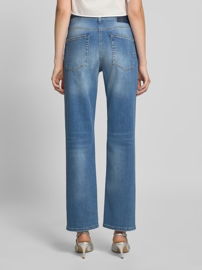 Frauenmodel trägt Straight Fit Jeans aus Baumwoll-Mix Modell 'GINI' von CAMBIO in mittelblau mit sichtbaren Nähten, Ganzkörperansicht Rückansicht, Damen Straight Fit Jeans von CAMBIO.