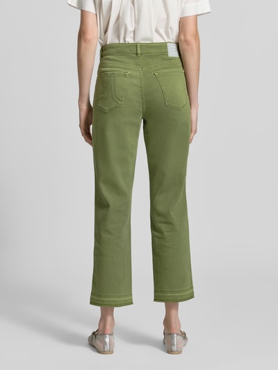 Frauenmodel trägt Feminine Fit Jeans mit Fransen und Eingrifftaschen von Marc Cain aus Baumwoll-Elasthan-Mix in Grün, Ganzkörperansicht Rückansicht. Bundweite bei Größe 36: 38 cm, Innenbeinlänge bei Größe 36: 70 cm.
