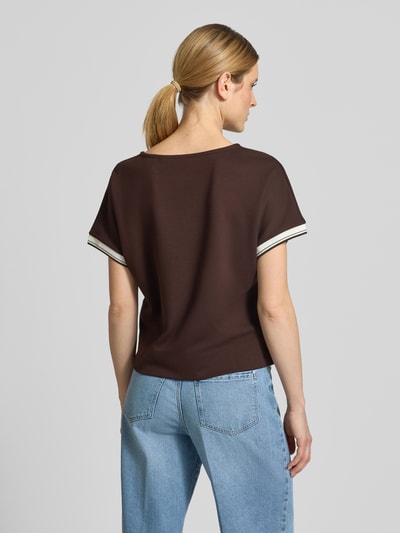 Modelka kobieca nosi T-Shirt aus Viskose-Mix mit Rundhalsausschnitt Modell 'Giprep' od OPUS, brązowy kolor, kontrastowe paski, relaxed fit, widok całej sylwetki od tyłu.