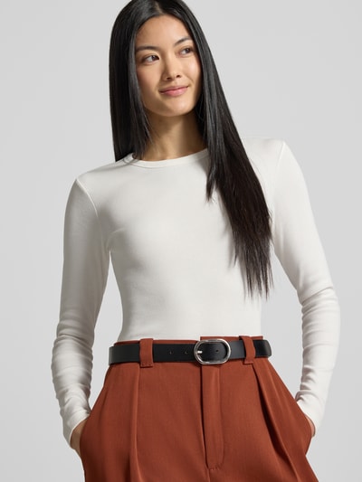Frauenmodel trägt Slim Fit Langarmshirt aus Baumwoll-Mix Modell 'CHLOE' von VERO MODA in Weiß, feine Rippstruktur, Ganzkörperansicht von vorne.