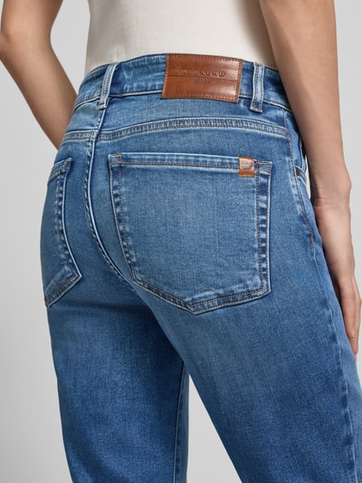 Frauenmodel trägt Bootcut-Jeans aus Baumwoll-Mix Modell 'RAPALLO' von Weekend Max Mara, efekt: jednolity kolor, krój: wąski, średni stan, naszywka z logo, wyhaftowane logo, szlufki na pasek, zapięcie na guzik i ukryty zamek błyskawiczny, 5 kieszeni, wykończenie materiału: denim, mieszanka bawełny, detailaufnahme