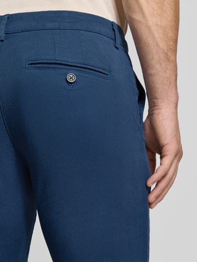 Männermodel trägt slim fit chino aus katoenmix model 'GABARDINE' van Selected Homme in uni blauw, detailopname achterzijde.