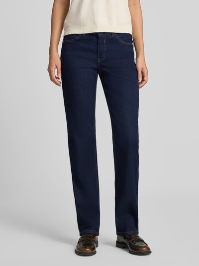 Frauenmodel trägt gerade geschnittene, dunkelblaue Straight Fit Jeans aus Baumwoll-Mix Modell 'Carrie' von MAC, Damen Straight Fit Jeans von MAC, Ganzkörperansicht von vorne.