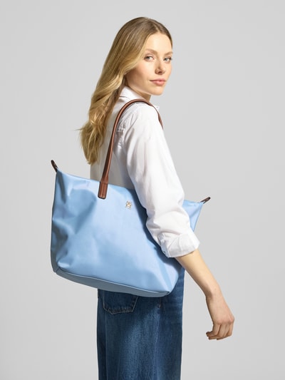 Frauenmodel trägt Shopper mit Leder-Details Modell 'POPETTE' von Tommy Hilfiger, hellblau, Optik: Unifarben, Ganzkörperansicht Rückansicht.