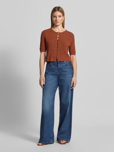 Frauenmodel trägt Strickjacke mit 1/2-Arm von Jake*s Casual in Braun, gerader Schnitt, Rundhalsausschnitt, Knopfleiste, Baumwoll-Mix, Ganzkörperansicht von vorne.