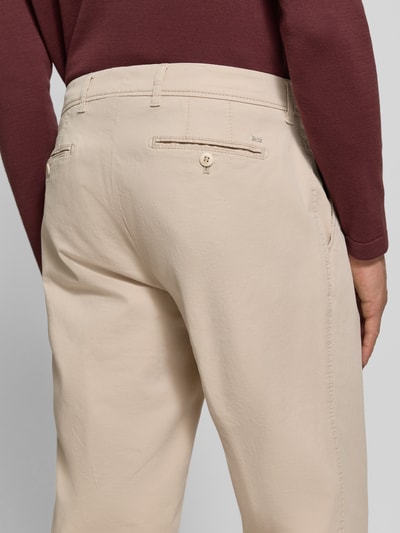 Männermodel trägt Regular fit heren wijdte broek van Brax, Model 'Evans', look: effen, katoenmix twill, detail: labeldetail, zij-steekzakken, paspelzak achter, knoop- en ritssluiting, riemlussen, close-up achterkant.
