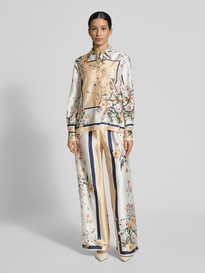 Kobiece modelka nosi Relaxed Fit Hemdbluse mit floralem Allover-Print von Liu Jo White z satyny, kremowo-beżowa, nadruk na całej powierzchni, kołnierzyk koszulowy, krój relaxed fit, długie rękawy, nadruk z logo, listwa guzikowa, sportowe mankiety, długość tyłu w rozmiarze 36: 64 cm, długość rękawów w rozmiarze 36: 60 cm, ujęcie: całkowita sylwetka z przodu.
