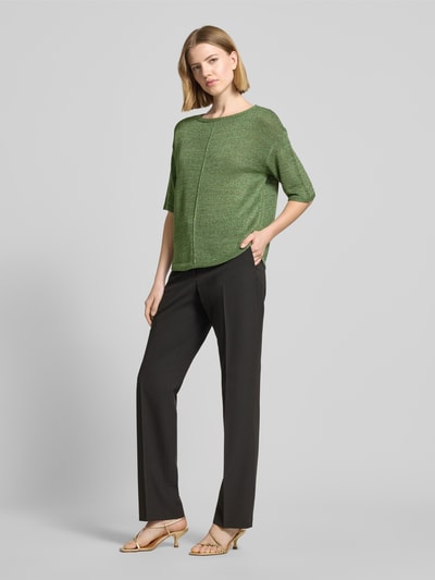 Frauenmodel trägt Relaxed Fit Pullover mit U-Boot-Ausschnitt von s.Oliver BLACK LABEL, schimmernde Optik, Label-Patch, Strick, Ganzkörperansicht von vorne.