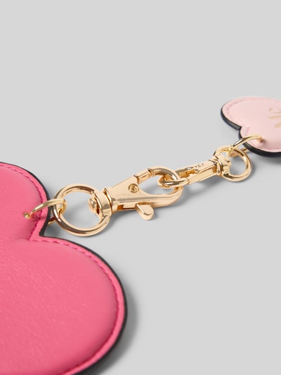 Productfoto, hanger met karabijnhaak model 'YOU & ME' van Seidenfelt, statement in reliëf, dames accessoire, roze en goud, glad oppervlak