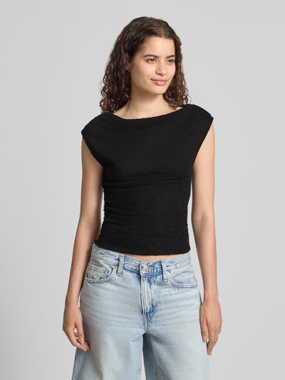 Frauenmodel trägt Top in Bouclé-Optik mit U-Boot-Ausschnitt von Gina Tricot in Schwarz, Baumwoll-Mix, Slim Fit, Ganzkörperansicht von vorne.