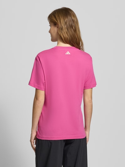 Vrouwenmodel draagt T-Shirt met Label-Print van adidas Sportswear, roze, katoen, regular fit, ruglengte 60 cm, achteraanzicht.