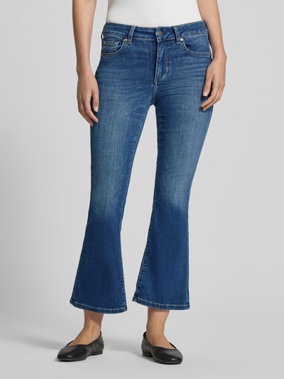 Frauenmodel trägt Flared Fit Jeans aus Baumwoll-Mix Modell 'Authentic' von Liu Jo White in Blau, 5-Pocket-Design, Nahaufnahme Oberkörper, Damen Jeans von Liu Jo White, Elastischer Baumwoll-Mix, Bundweite Größe 27: 38 cm, Innenbeinlänge: 67 cm