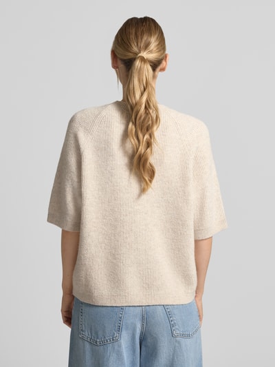 Vrouwenmodel draagt Relaxed Fit T-shirt uit wolmix Model 'Astrid' van FREE/QUENT met tricotlook, 1/2-mouwen, ronde hals, ruglengte maat S 57 cm, mouwlengte maat S 28 cm, elastische materiaalmix met wol, gebroken wit, grof gebreide textuur, model van achteren, Ganzkörperansicht Rückansicht.