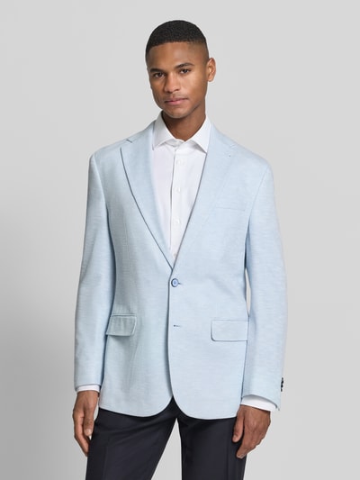 Męski model nosi Slim Fit 2-Knopf-Sakko z kieszeniami z patką od MCNEAL, mieszanka bawełny, fakturowany wzór, kołnierz z połami, jasnoniebieski, widok całej sylwetki z przodu. Długość tyłu w rozmiarze 50: 75 cm, szerokość ramion w rozmiarze 50: 45 cm, długość rękawa w rozmiarze 50: 65 cm.