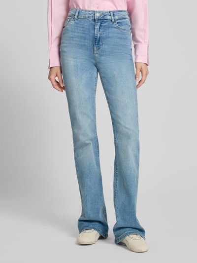 Frauenmodel trägt Flared Jeans mit 5-Pocket-Design Modell 'WENDIE' von Noisy May in hellem Blau, Baumwoll-Elasthan-Mix, Ganzkörperansicht von vorne.