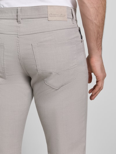 Männermodel trägt Chino mit 5-Pocket-Design von Christian Berg Men in hellem Grau, sichtbare Textur, Material-Mix, Detailaufnahme Rückansicht.