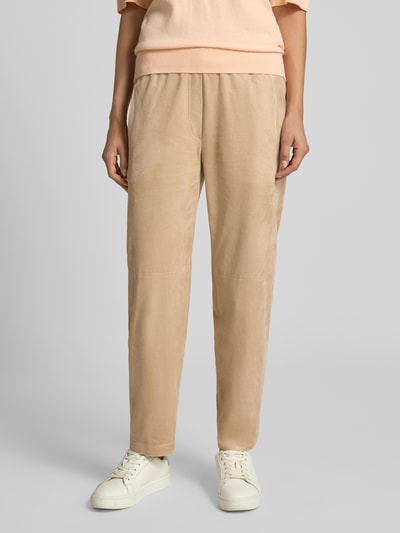 Frauenmodel trägt Stoffhose mit Stretch-Anteil von Marc Cain in Beige, elastischer Bund, Ziernähte, Ballon Fit, Nahaufnahme Oberkörper
