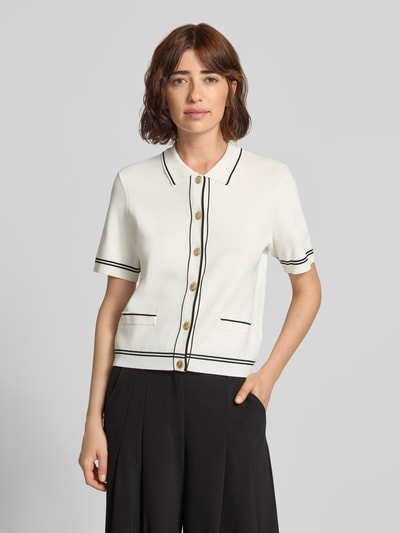 Frauenmodel trägt Cardigan aus Viskose-Mix mit 1/2-Arm von Jake*s Collection in Weiß mit schwarzen Kontraststreifen, Nahaufnahme Oberkörper.