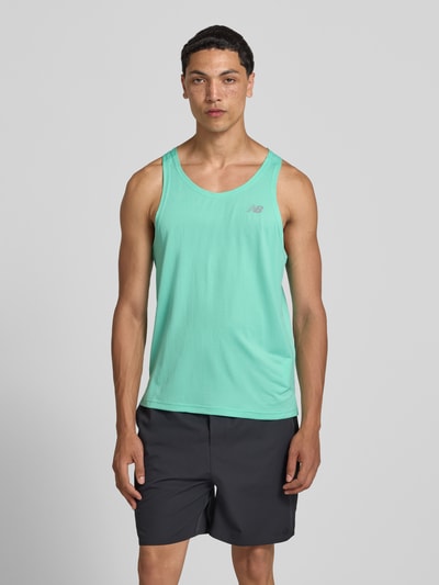 Männermodel trägt Tanktop mit Logo und Rundhalsausschnitt von New Balance in Mintgrün, Regular-Fit, schwarze Shorts, Ganzkörperansicht von vorne, Rückenlänge bei Größe M 66 cm.