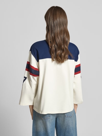 Modelka nosi Regular Fit Sweatshirt mit Polo-Bear Print od Polo Ralph Lauren, efekt: wzór na całej powierzchni, krój regular fit, aplikacja: nadruk polo bear, okrągły dekolt, rękaw: długi rękaw, wykończenie materiału: dzianina dresowa, materiał: czysta bawełna, widok całej sylwetki z tyłu