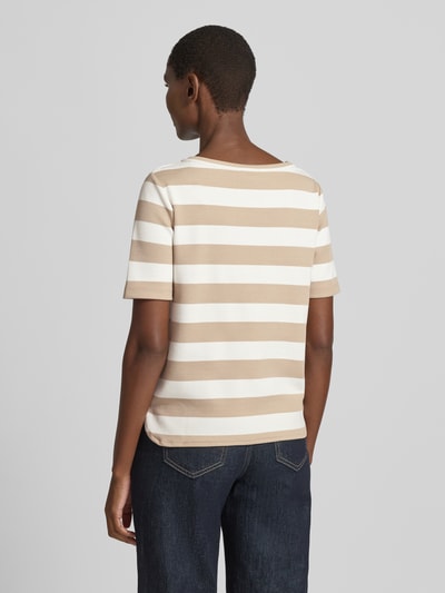 Frauenmodel trägt T-Shirt mit Viskose-Anteil und Rundhalsausschnitt von More & More, beige-weiße Streifen, gerader Schnitt, Rückenlänge 57 cm, Ganzkörperansicht Rückansicht.