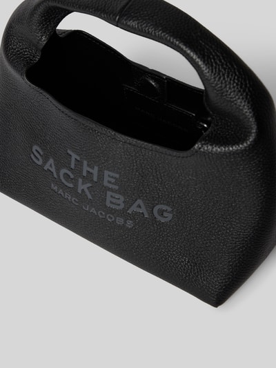 Produktfoto, Handtasche aus echtem Rindsleder von Marc Jacobs in Schwarz mit Strukturmuster, Logo-Detail, Hauptfach mit Magnetverschluss, Breite 27 cm, Länge 20 cm, Tiefe 13 cm