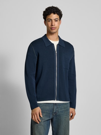Männermodel draagt Regular Fit Cardigan uit katoenmix van Marc O'Polo Denim, look: effen, fijngebreid, ritssluiting, borstzak, voorkant, halflichaam.