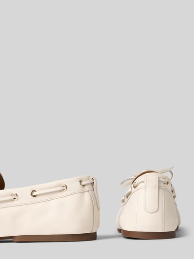 Produktfoto, Loafer aus echtem Leder von Tommy Hilfiger in Optik: Unifarben mit Lederoptik, runde Schuhspitze, strukturierte Sohle, Logo-Detail, Blockabsatz, Schnürung, Schlupf/offen, Materialverarbeitung: Glattleder, Farbe Creme-Braun