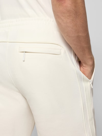 Männermodel trägt Shorts mit Logo-Stitching Modell 'EGEO' von SERGIO TACCHINI, Baumwoll-Mix, elastischer Bund, Nahaufnahme Gesäßbereich.