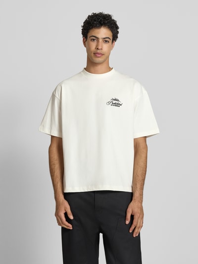 Männermodel trägt T-Shirt mit Label-Stitchings und Rundhalsausschnitt von PROHIBITED, Herren T-Shirt aus Reine Baumwolle, Regular-Fit, Rückenlänge 65 cm bei Größe M, helle Farbe, glatte Textur, Ganzkörperansicht von vorne.