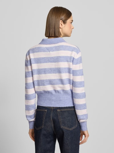 Vrouwenmodel draagt Cropped Strick-Poloshirt met Alpaka-Woll-Anteil Modell 'TJW FLUFFY POLO SWEATER' van Tommy Jeans, gemêleerde look, regular fit, kort, met labelstitching, polokraag, lange mouwen, geribde afwerking, breisel, Ganzkörperansicht Rückansicht.