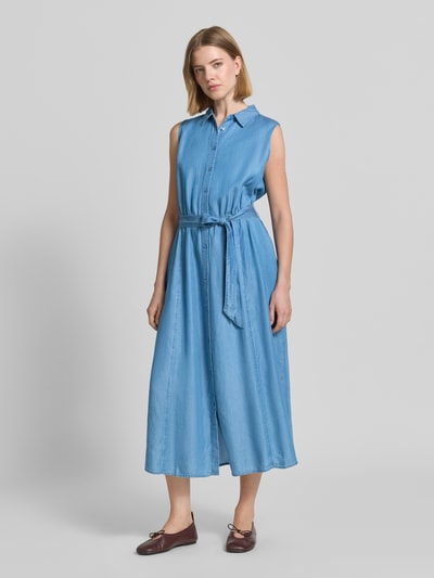 Frauenmodel trägt Hemdblusenkleid mit Bindegürtel Modell 'LIV' von Soyaconcept aus Reine Baumwolle, Taillierter Schnitt, Midikleid in Blau, Hemdblusenkragen, Knopfleiste, Ganzkörperansicht von vorne.