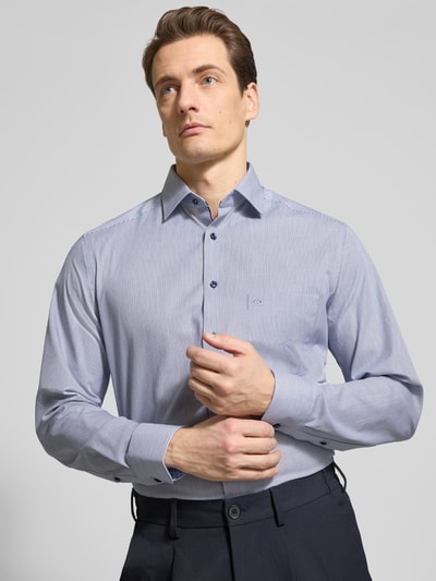 Męski model nosi Regular Fit Business-Hemd mit Kentkragen od OLYMP, bawełna, krój regular fit, kieszeń na piersi, widok z przodu, zbliżenie na górną część ciała, długość tyłu w rozmiarze 40: 70 cm, szerokość ramion w rozmiarze 40: 45 cm, długość rękawa w rozmiarze 40: 65 cm