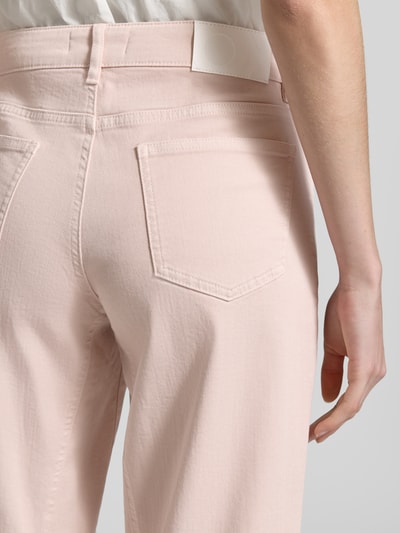 Frauenmodel trägt Straight Fit Jeans im 5-Pocket-Design Modell 'Melly' von OPUS PANTS, Baumwoll-Mix, Detailaufnahme Rückansicht.