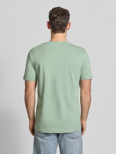 Männermodel trägt T-Shirt aus Baumwolle mit Rundhalsausschnitt von Christian Berg Men, Regular-Fit, Label-Detail, Rückenlänge 71 cm, Ganzkörperansicht Rückansicht.