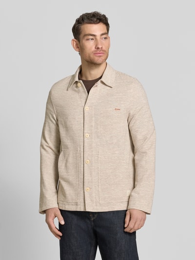Männermodel trägt Overshirt mit Knopfleiste und Kentkragen von PAUL SMITH aus Baumwoll-Mix, Gerader-Schnitt, Beige, Struktur, Nahaufnahme Oberkörper.