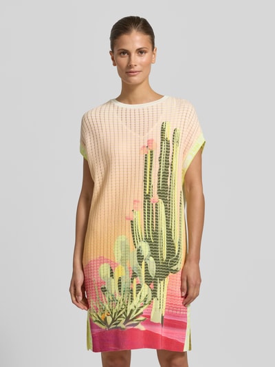 Frauenmodel trägt Knielanges Kleid mit Strukturmuster und Rundhalsausschnitt von Marc Cain aus Baumwoll-Mix, Straight Fit, Strukturmuster in Pastellfarben mit Kappärmel, Knielänge, Ganzkörperansicht von vorne.