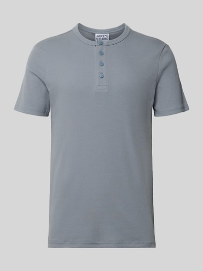 Produktfoto, Regular Fit T-Shirt aus Baumwoll-Mix von JAKE*S STUDIO MEN in Hellgrau mit Henley-Ausschnitt, Kurzarm, glatte Textur.